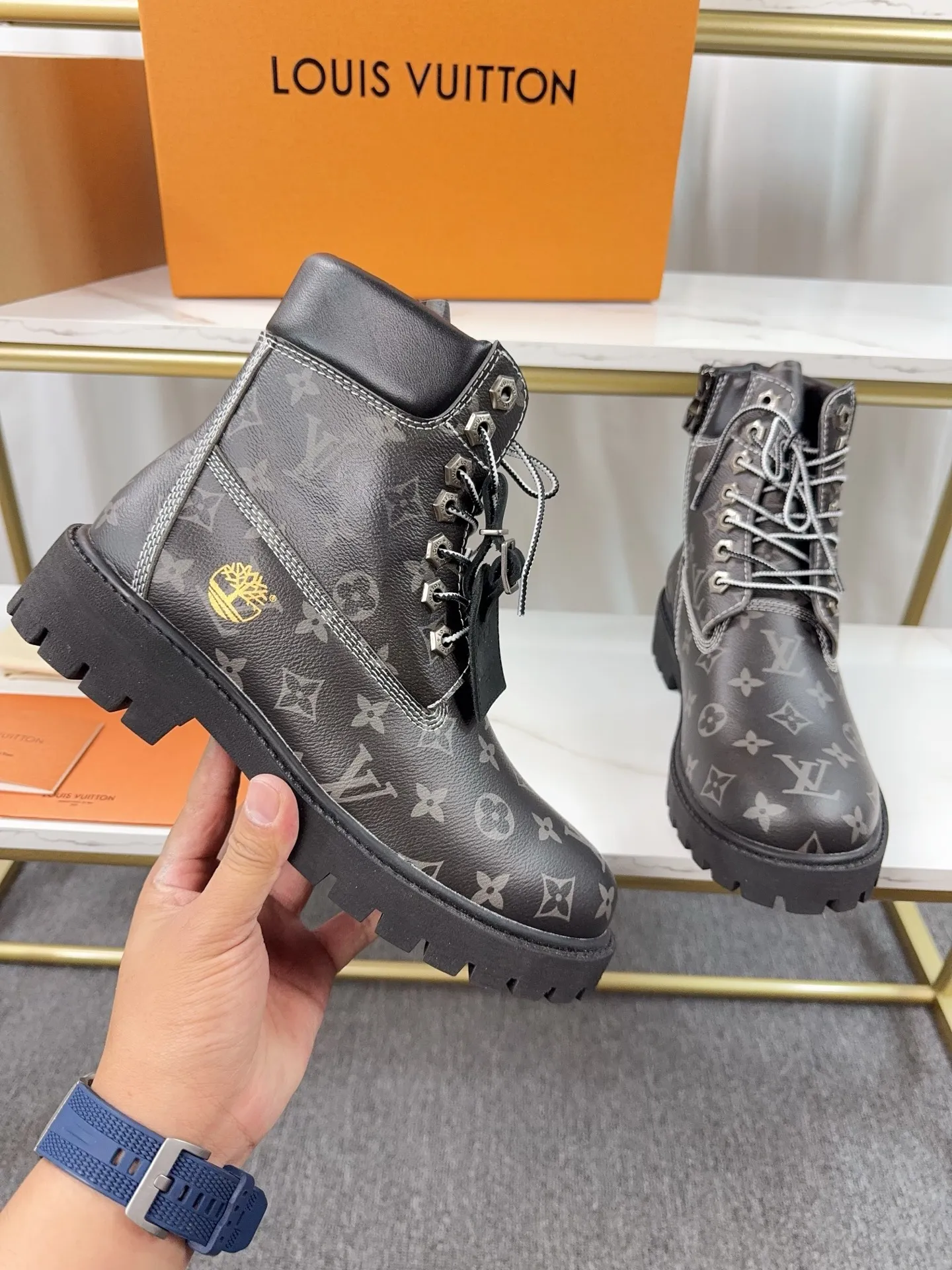 Couple model 💰700 ❤️Top version: Couple model LV x Timberland Timberland joint model Presbyopia Embossed Rhubarb boots Ankle boots Short boots LV x Timberland ankle boots are made of Monogram embossed waterproof nubuck cow leather, relying on the brand's exquisite craftsmanship to carefully reshape the classic Timberland 6-inch boot shape in Italy, and make an eye-catching appearance in 2024 created by Pharrell Williams with American workwear style Autumn and winter menswear show. Monogram embossed tongue, original Timberland laces and outsole are exquisite details, and the leather label expresses the cooperation logo. Exquisite packaging at the delivery counter🛍📦 ▪️Material: Original customized imported first-layer cowhide ▪️Inner lining: Original customized leather lining/mesh lining ▪️Outsole: Original molded anti-slip rubber material ▪️Sole thickness: 3.5CM ▪️Size: Women's 35-40 Men's 39-46